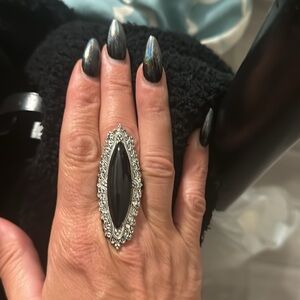 Silver black stone filigree finger ring